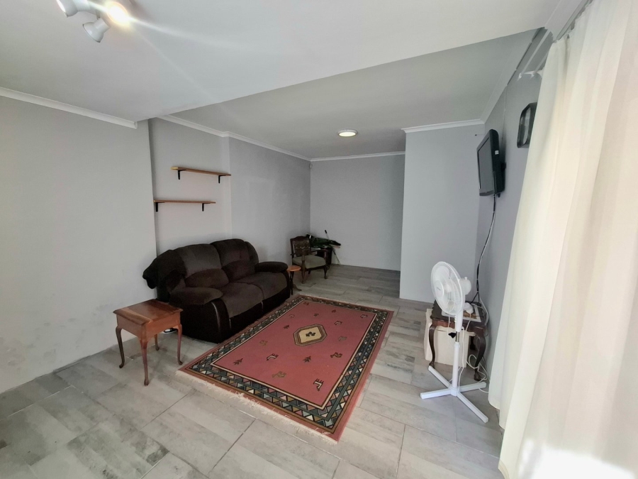 4 Bedroom Property for Sale in Oakdale Western Cape